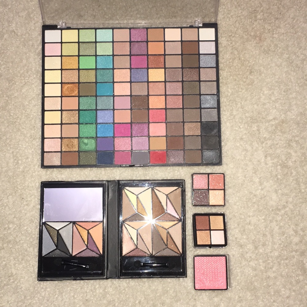 5 different Eyeshadow Pallettes